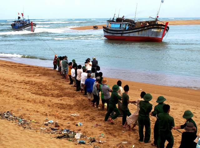 Nhiều trường hợp tàu ra vào cửa biển Đà Diễn bị mắc cạn, sóng đánh hư hỏng gây thiệt hại nặng nề cho ngư dân