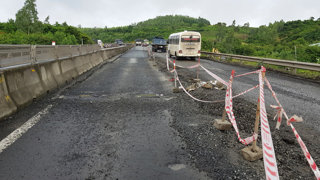 Một điểm sửa chữa của đơn vị thi công tại đèo Quán Cau