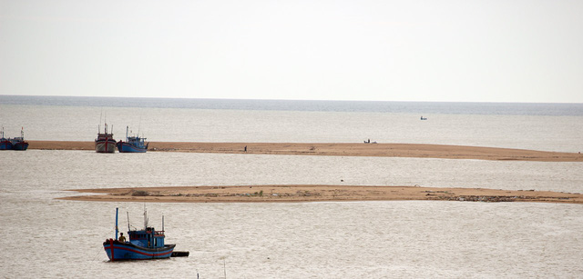 Nhiều cồn cát chắn ngang cửa biển là mối nguy khi tàu thuyền đi qua đây